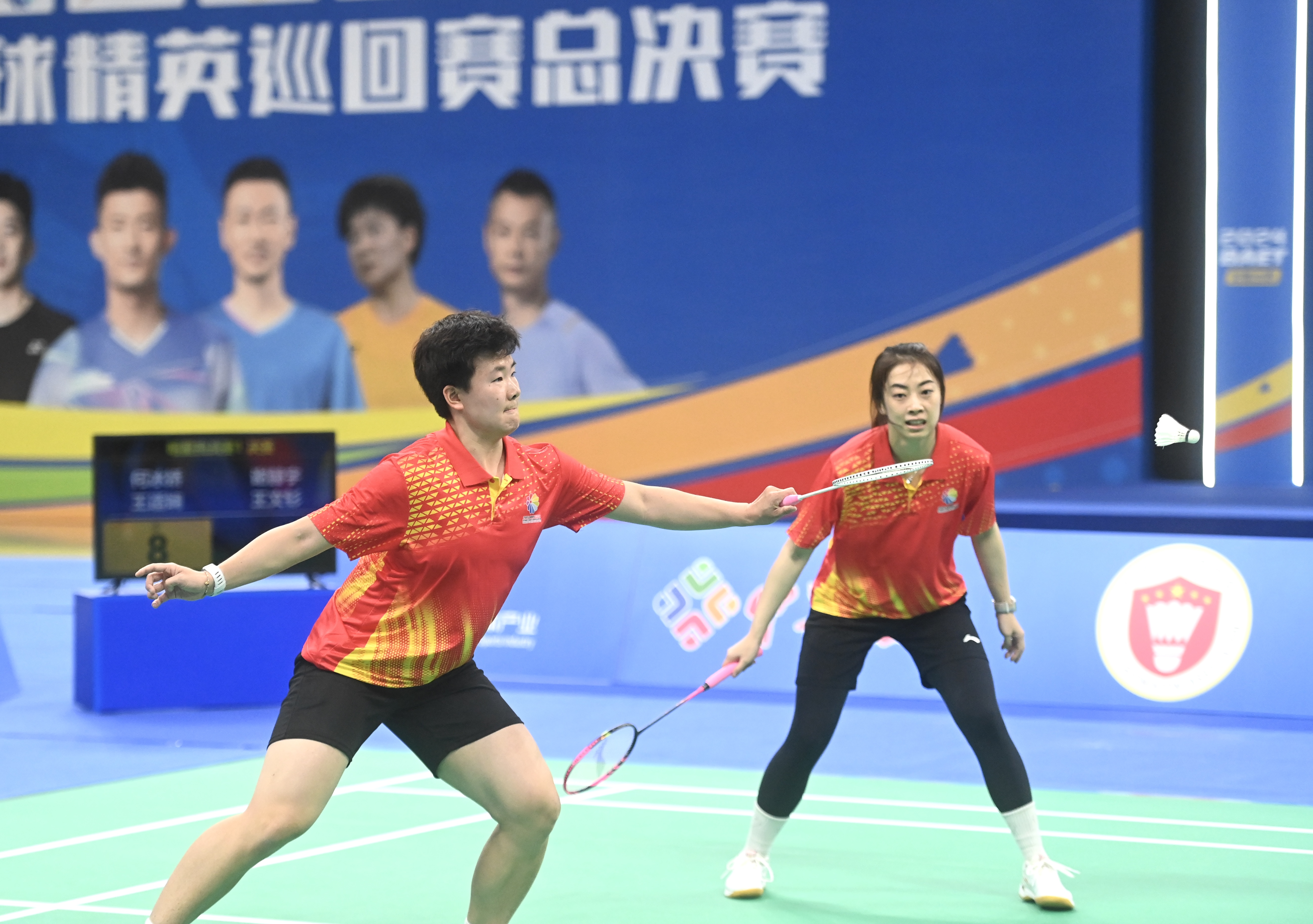 羽毛球選手擊敗對手躋身強八強的简单介绍