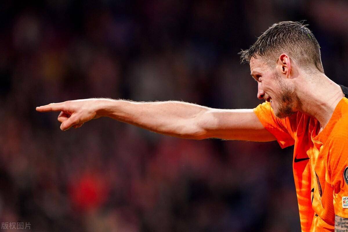 SHR轻取NS，Deft关键团战开团秒人鏖战多局淘汰赛，锁定晋级资格的简单介绍