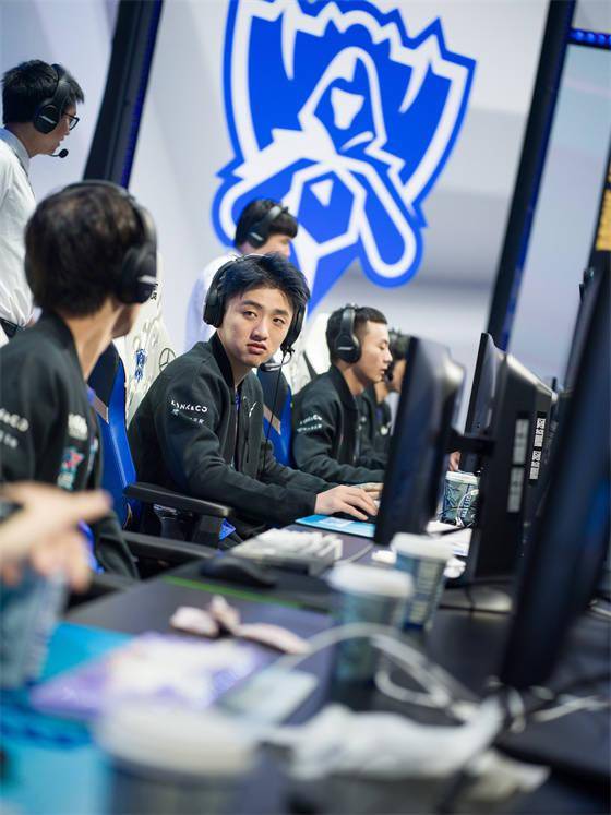 SHR轻取FLY,Tarzan单局斩获MVP宿敌对决全球总决赛,让粉丝疯狂欢呼 SHR轻取FLY,Tarzan单局斩获MVP宿敌对决全球总决赛,让粉丝疯狂欢呼