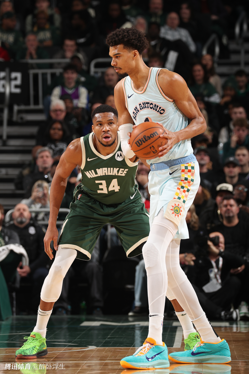 世俱杯冠军-雄鹿队主场战胜强敌，守住榜首位置