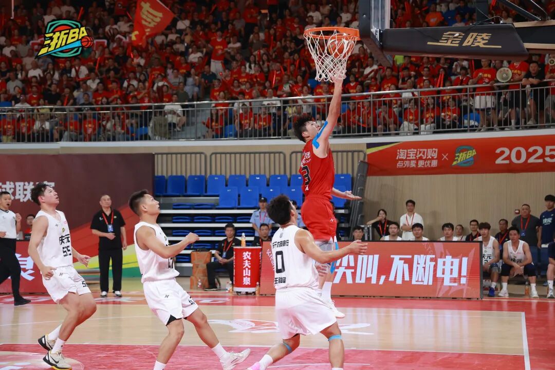 竞技对决，人气爆棚，篮球精彩比赛燃爆全场！