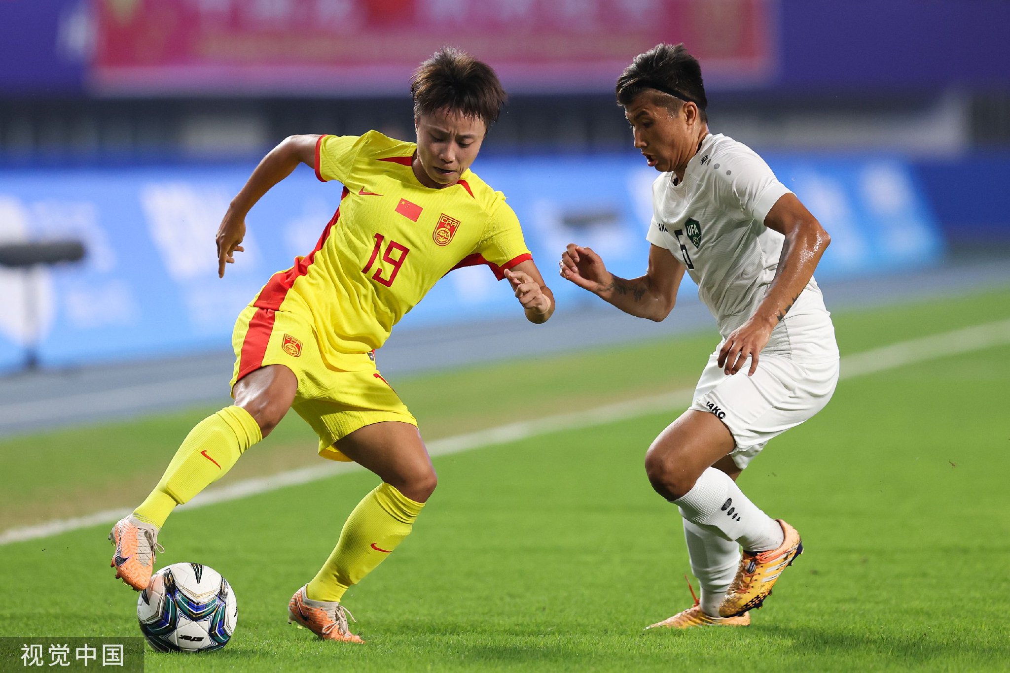 精彩瞬间:女足比赛中传来惊艳一幕 精彩瞬间:女足比赛中传来惊艳一幕