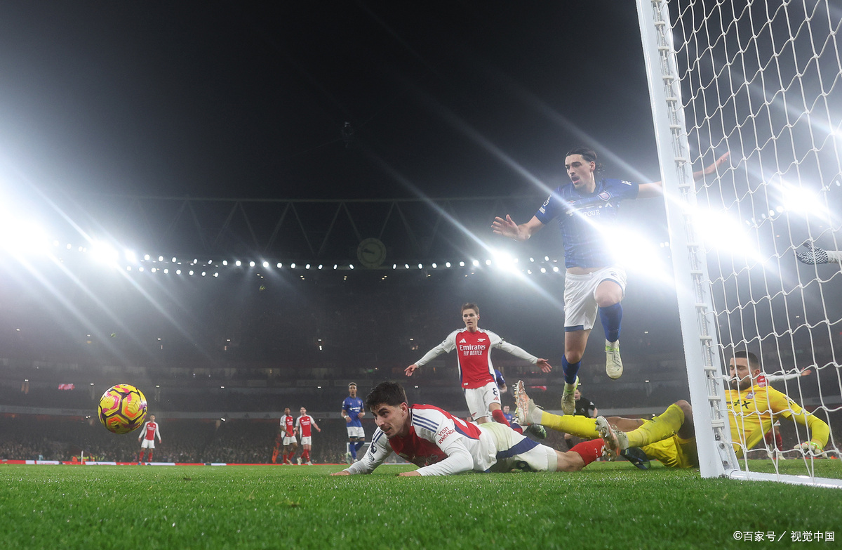 足球场上精彩纷呈，激情备战国际比赛