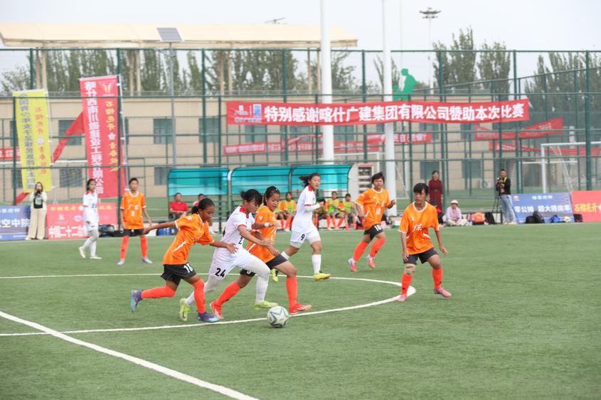 足球比赛传递出团结和友谊的正能量