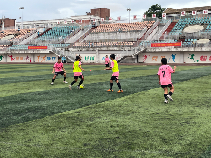 一场足球盛宴即将掀起!球迷们紧张期待着这场激烈比拼 一场足球盛宴即将掀起!球迷们紧张期待着这场激烈比拼