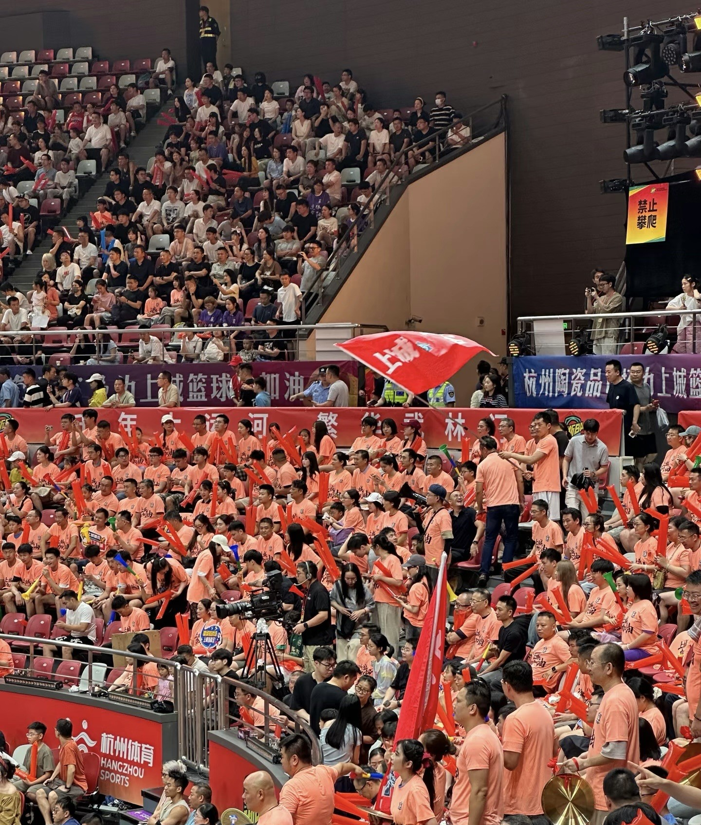 世俱杯冠军-浙江队横扫热火，福克斯点燃赛场