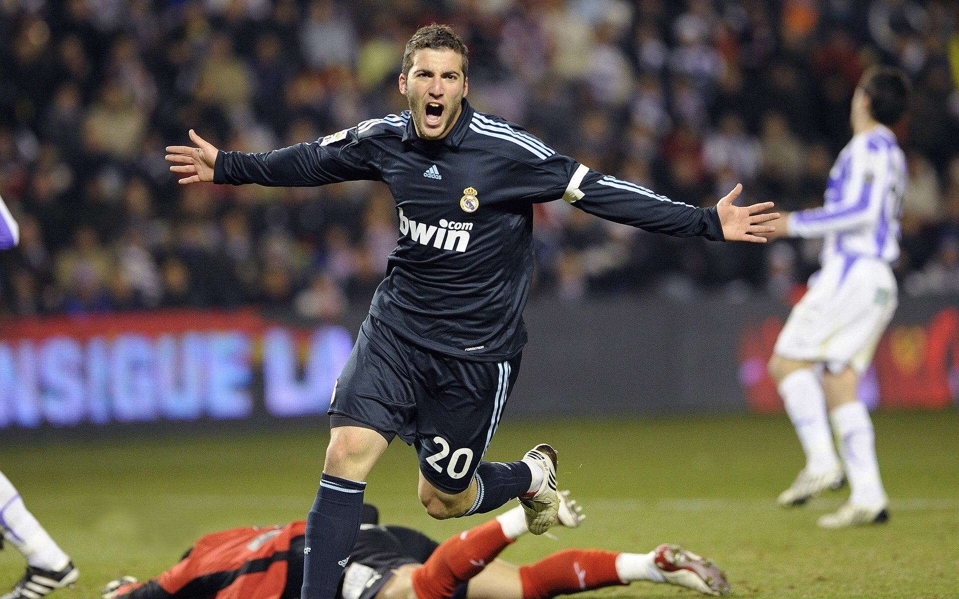 世俱杯改制-足球狂欢夜的战术胜利，从比利亚雷亚尔狂胜看现代足球的终极对决