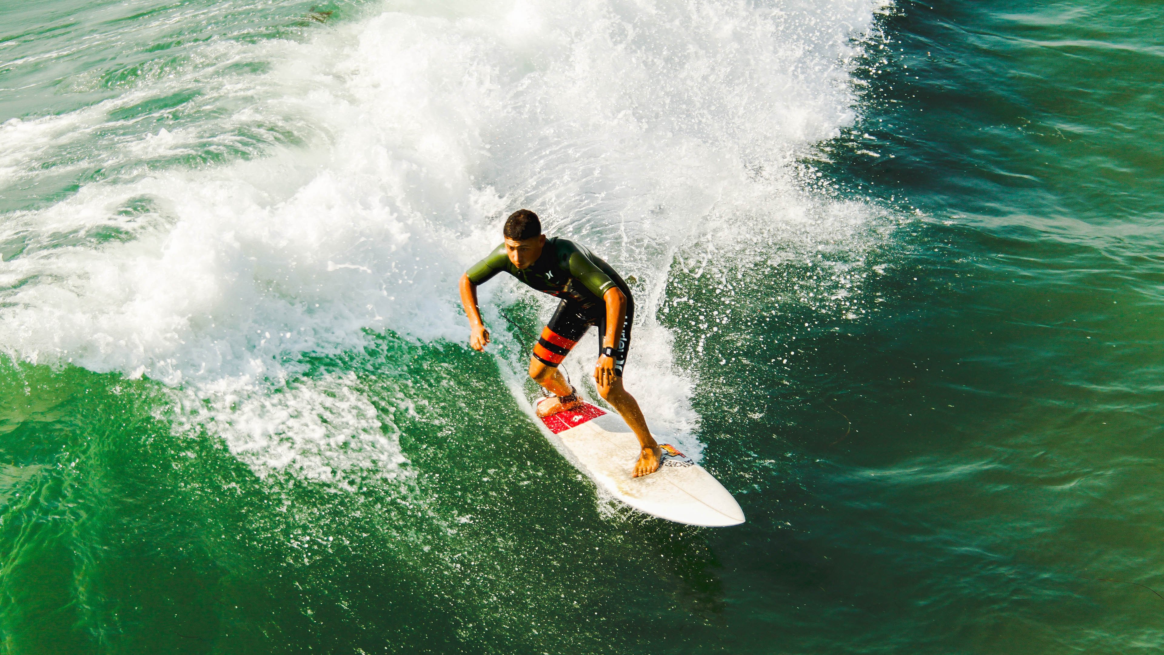尖峰对决，阿隆索的攻防哲学助阿斯顿马丁险胜红牛二队